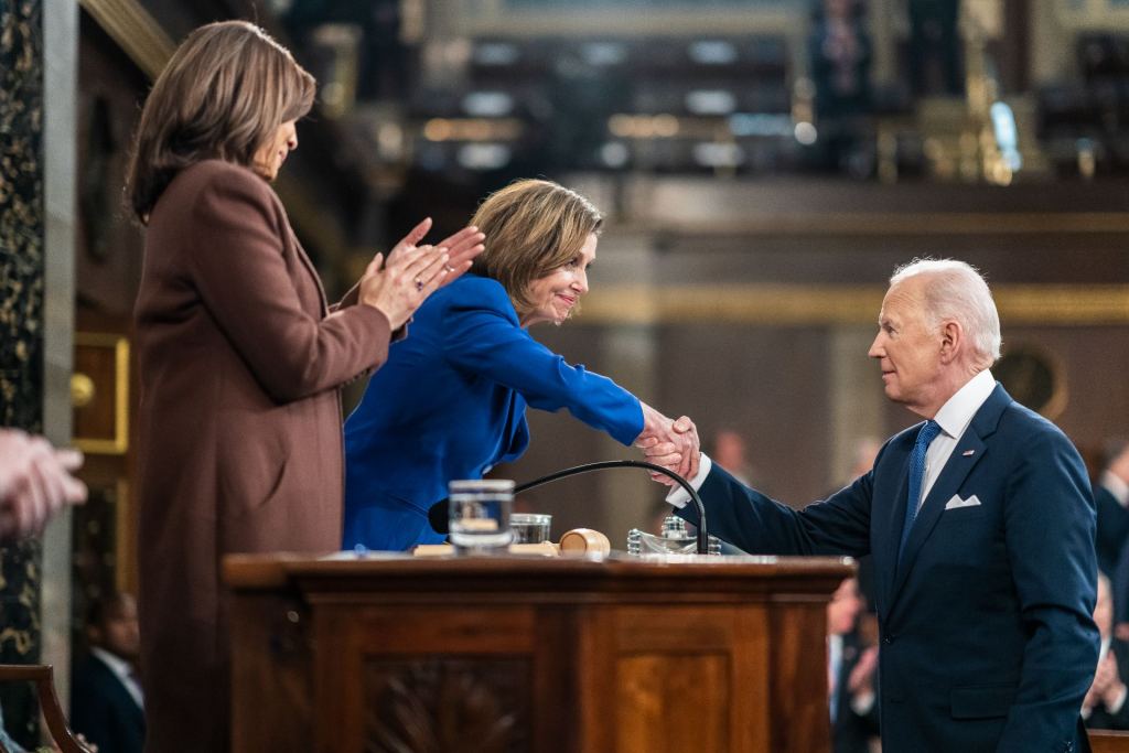 Pelosi niega haber liderado un complot para hacer renunciar a Biden