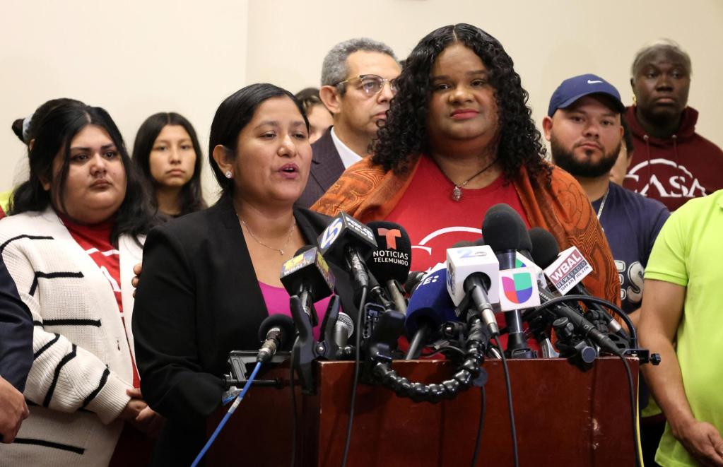 Familiares de víctimas del colapso del puente de Baltimore demandan a empresa del buque