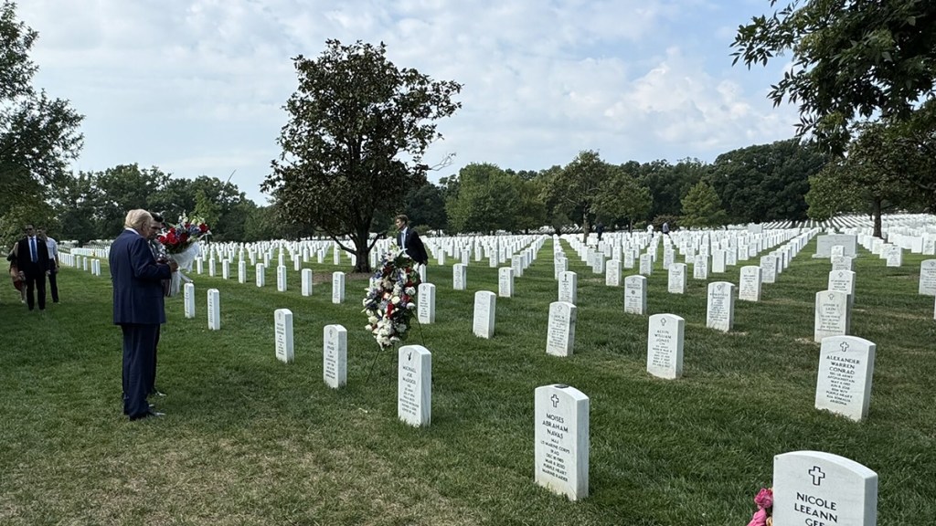 Visita de Trump al cementerio de Arlington desata una nueva controversia