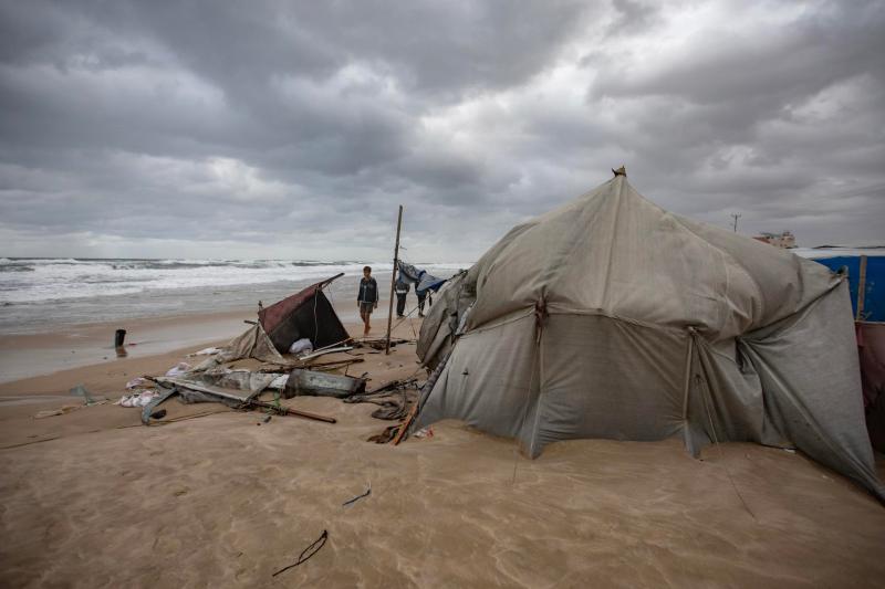 A las puertas del invierno, el 81 % de las tiendas de desplazados en Gaza son inservibles