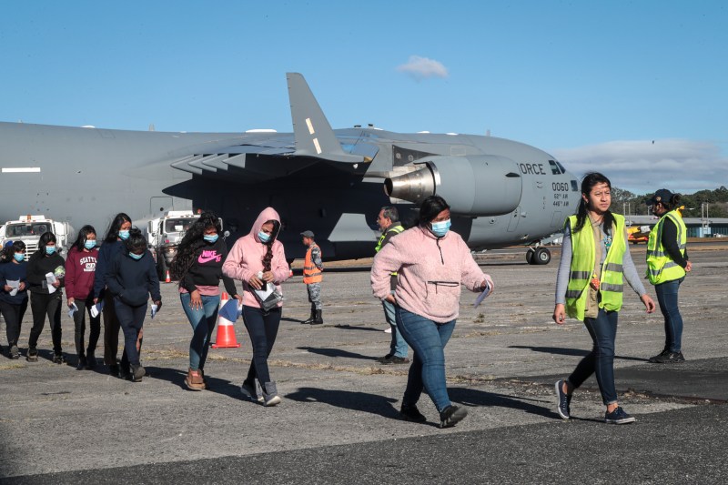 Administración de Trump inicia la deportación de migrantes en aviones militares