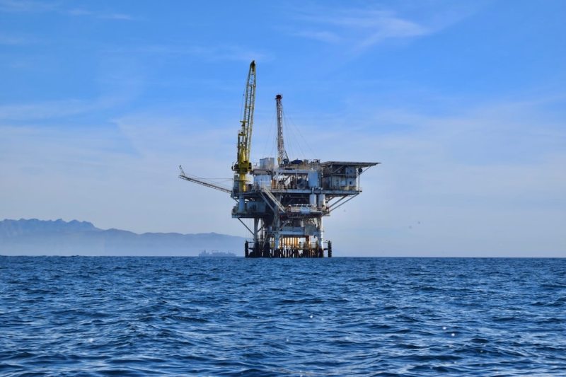 Biden prohíbe las perforaciones de petróleo y gas en las costas de EE.UU.