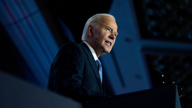 Biden se despide con amargura y un legado amenazado por Trump