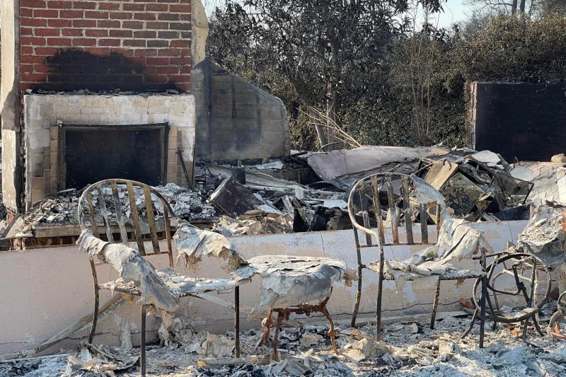 Los incendios en Los Ángeles comienzan a ceder, mientras autoridades combaten los saqueos