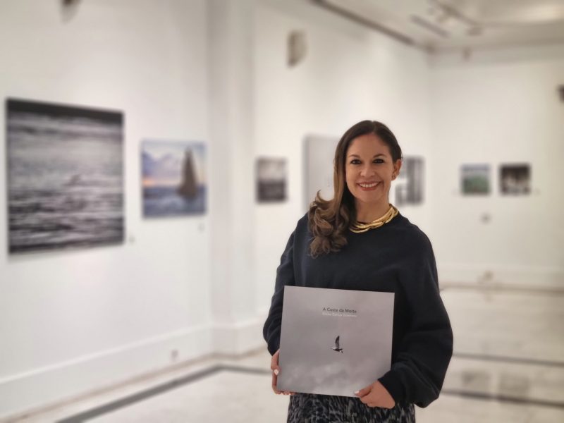 Mexicana Eloísa García Guerrero inaugura “A Costa da Morte” en la Casa de Galicia de Madrid