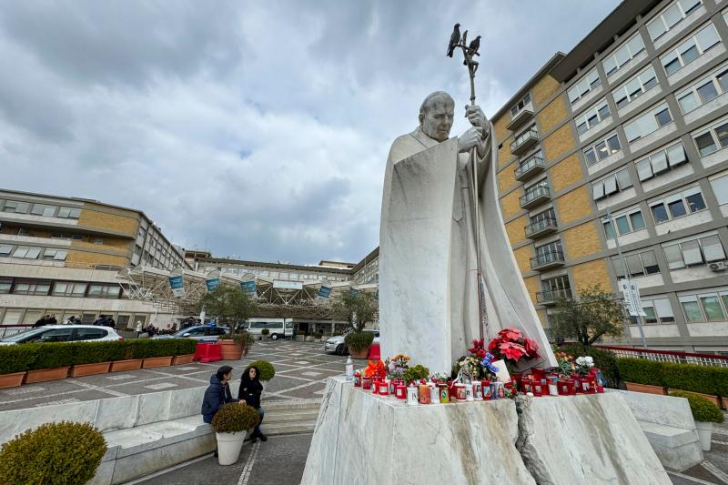 Papa Francisco ya se levanta, mientras sigue su tratamiento contra la neumonía bilateral
