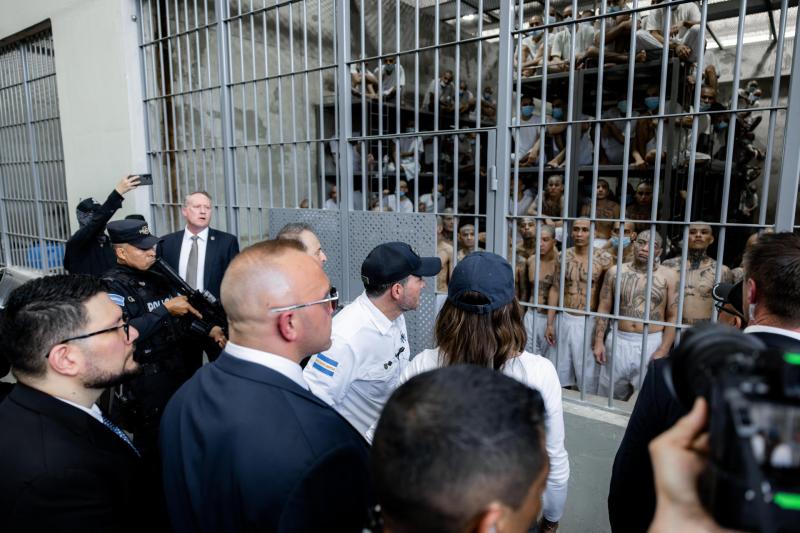 La secretaria de Seguridad de EE.UU. recorre la cárcel salvadoreña con migrantes detenidos