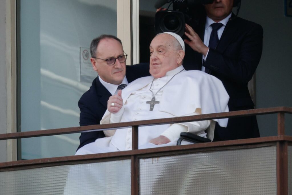 “Tuvimos que elegir entre dejarlo ir o probar con todo”: médico que trató al papa Francisco