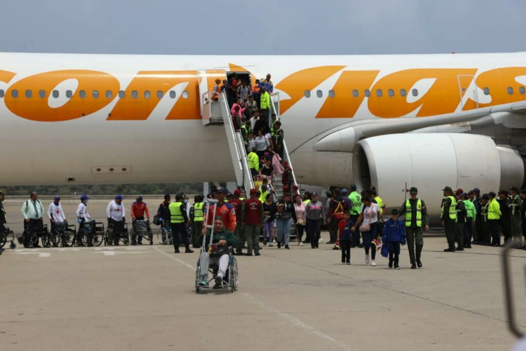 Aterriza en Venezuela un avión estadounidense con 175 migrantes deportados por Washington