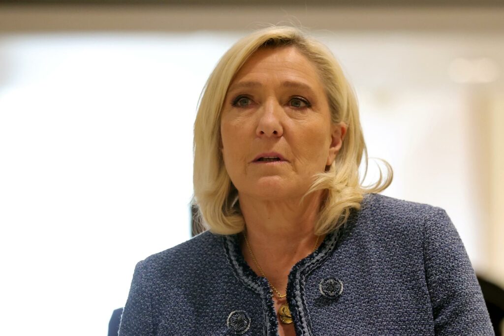 Condenan e inhabilitan a ultraderechista francesa Marine Le Pen