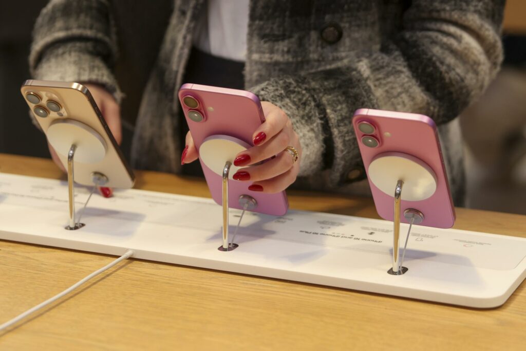 Los iPhones, el café, la ropa y el alcohol aumentarán sus precios por la guerra arancelaria