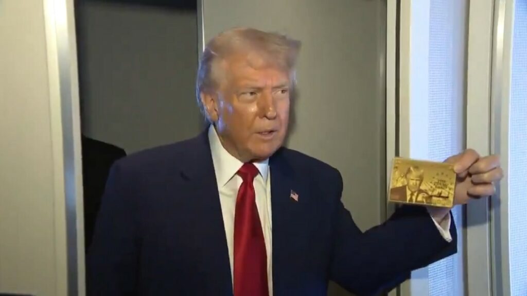 Trump presenta la “tarjeta dorada” para migrantes millonarios que lleva su imagen
