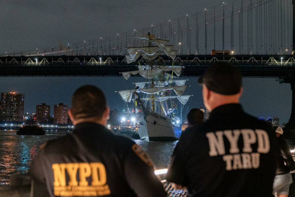 Choque de buque escuela Cuauhtémoc contra puente de Brooklyn apunta a problemas mecánicos