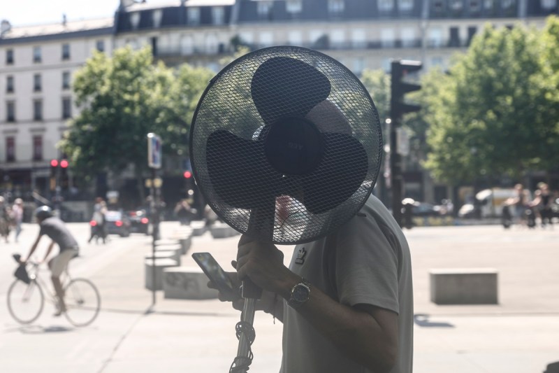 Calor extremo sofoca a Europa; afecta a escuelas, viajes, torneos y urgencias