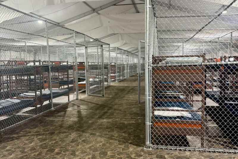 Denuncian que hay 750 migrantes en jaulas en el ‘Alligator Alcatraz’ de Florida