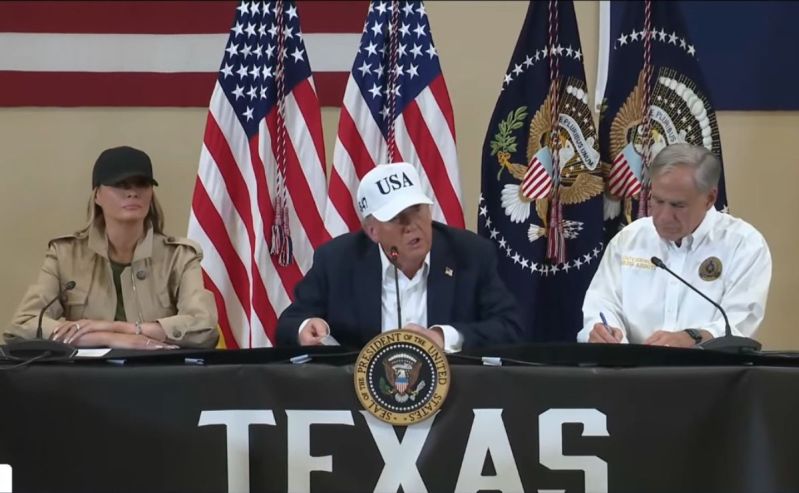 “Es algo terrible”: Trump visita Texas tras inundaciones