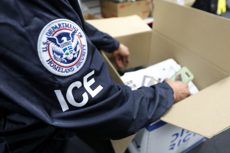 Gobierno de EE.UU. ordena colocar una tobillera electrónica a más de 180 mil migrantes
