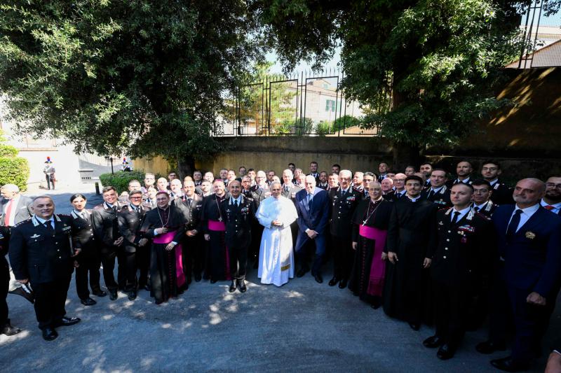León XIV pide a la policía responder al crimen “con la fuerza de la ley y la honestidad”