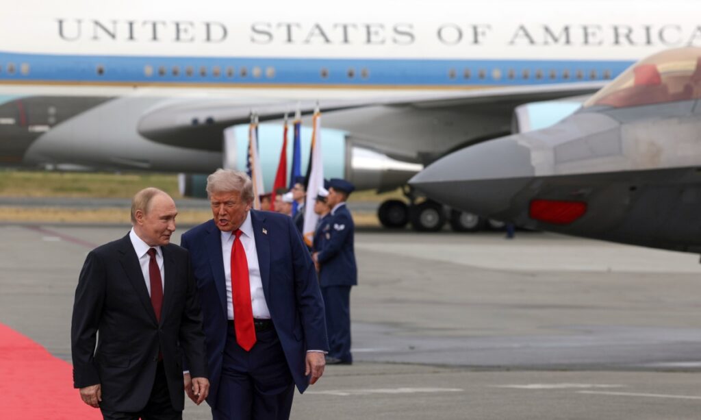 Hallan documentos confidenciales en hotel de Alaska antes de la cumbre Putin-Trump
