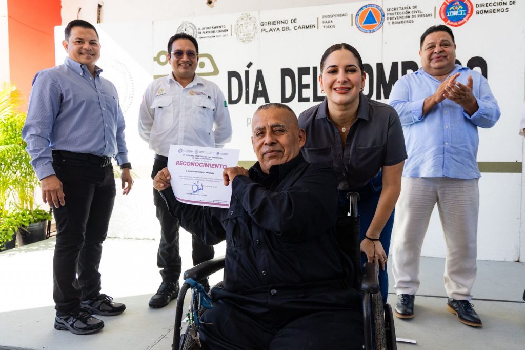 Estefanía Mercado reconoce valentía y entrega de los bomberos de Playa del Carmen