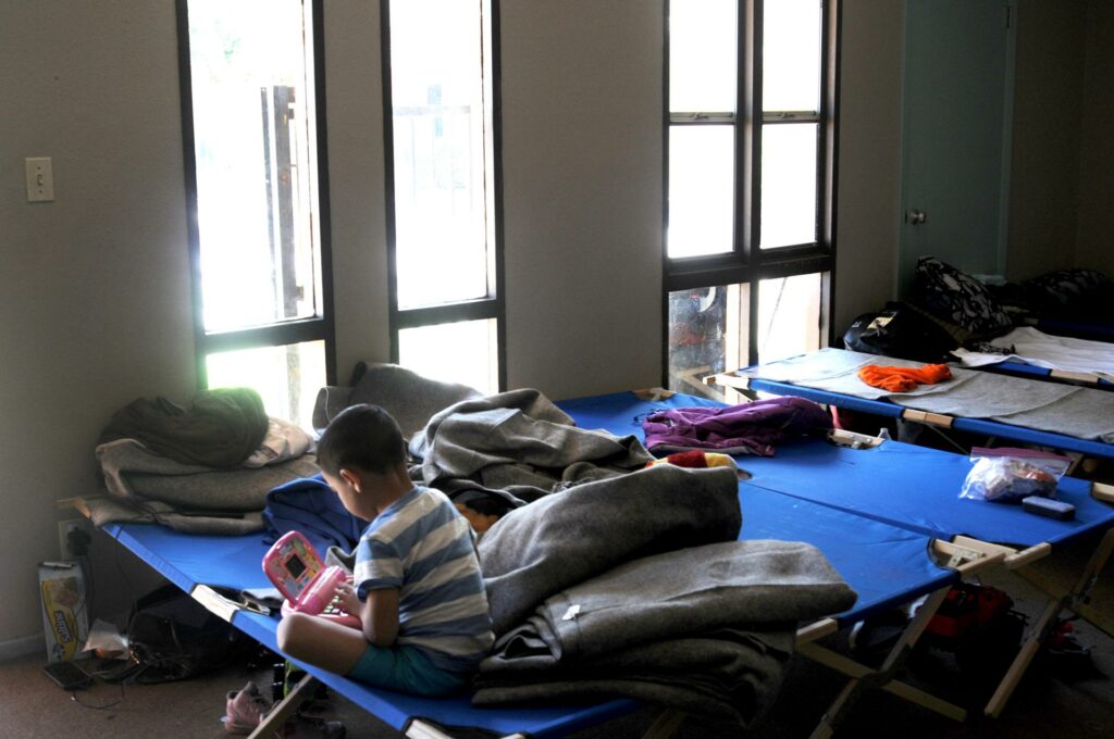 Juez suspende política de Trump que ponía fin a beneficios destinados a niños migrantes