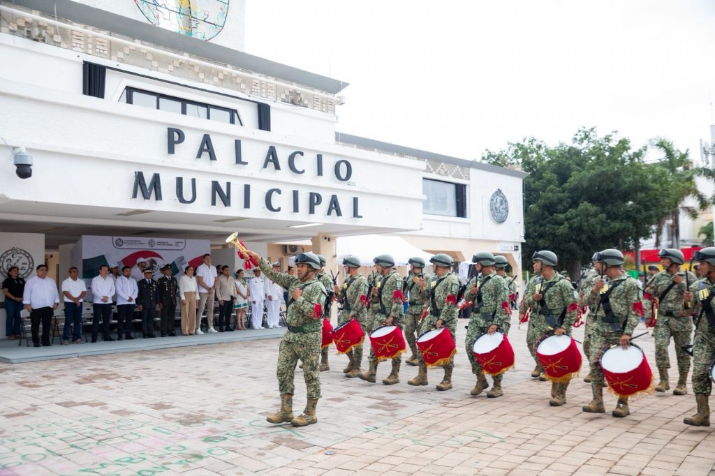 Estefanía Mercado preside el desfile del CCXV Aniversario de la Independencia de México en Playa del Carmen