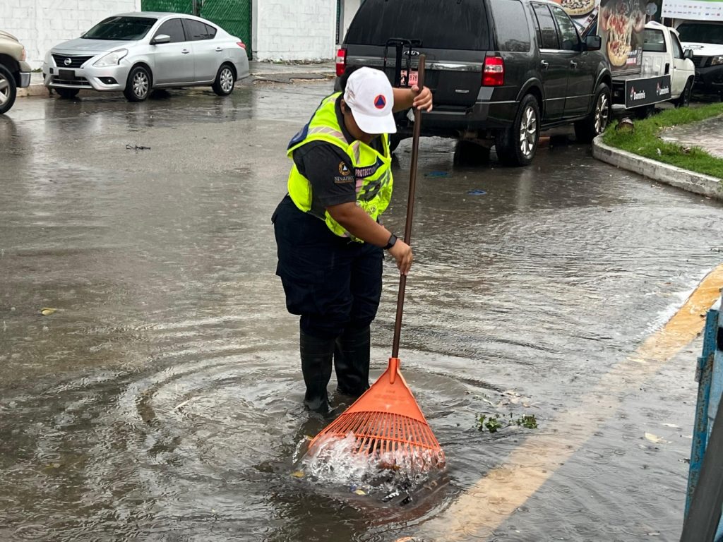 Gobierno de Estefanía Mercado despliega brigadas de apoyo ante las intensas lluvias en Playa del Carmen