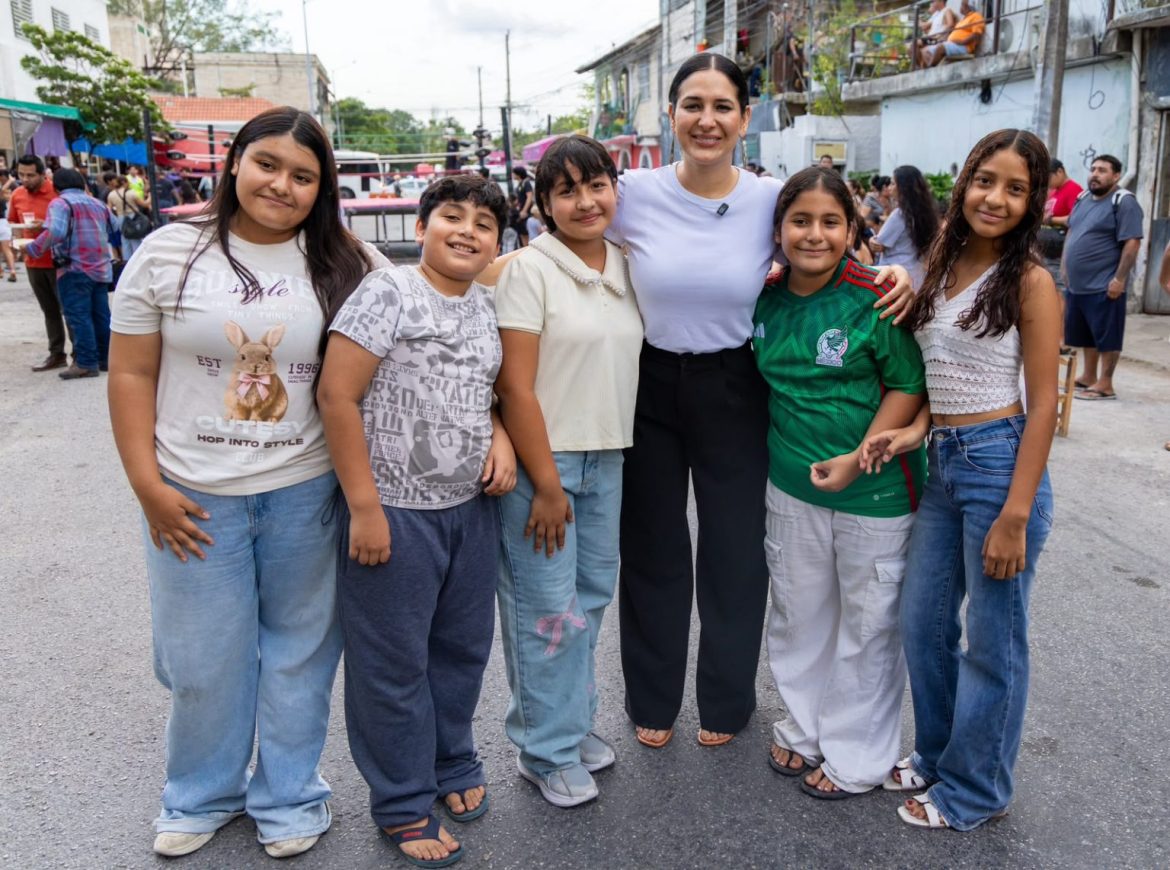 Estefanía Mercado y habitantes de la Colosio celebran aniversario del mercado Diana Laura Riojas