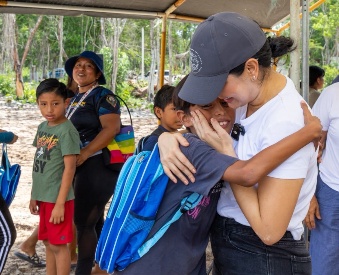Estefanía Mercado entrega más de mil mochilas escolares en Playa del Carmen y Puerto Aventuras