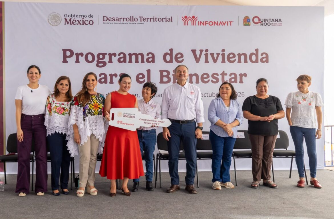 Estefanía Mercado acompaña entrega de 288 viviendas y un centro comunitario en Puerto Aventuras