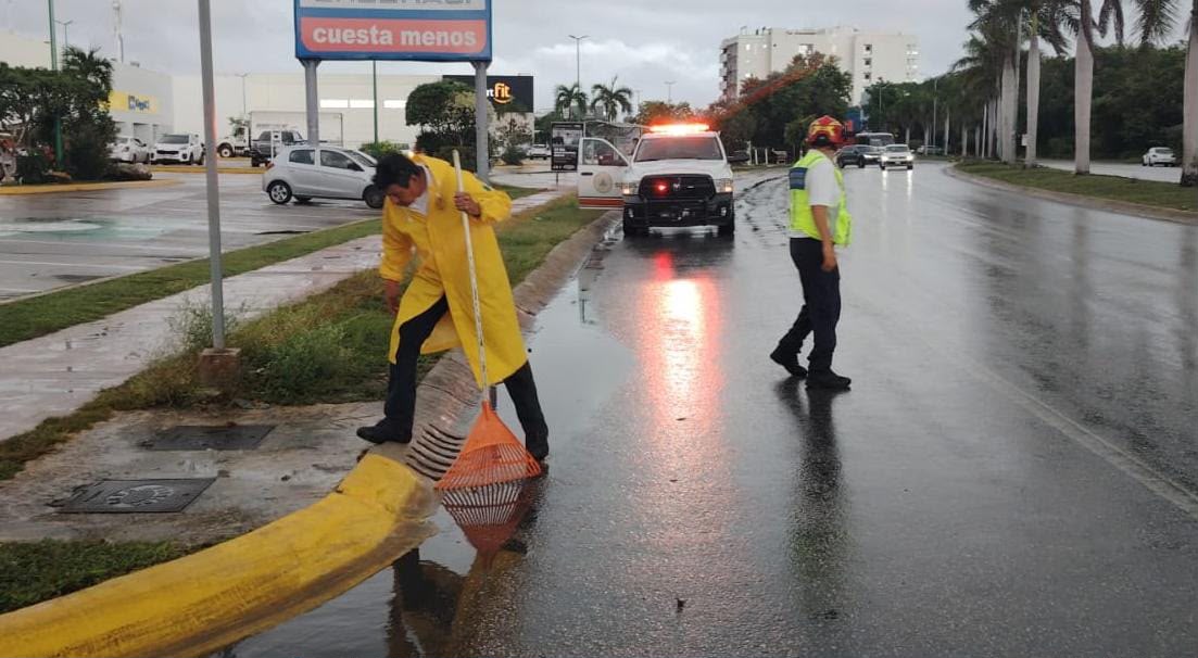Gobierno de Estefanía Mercado despliega brigadas del Operativo Tormenta, ante las fuertes lluvias en Playa del Carmen
