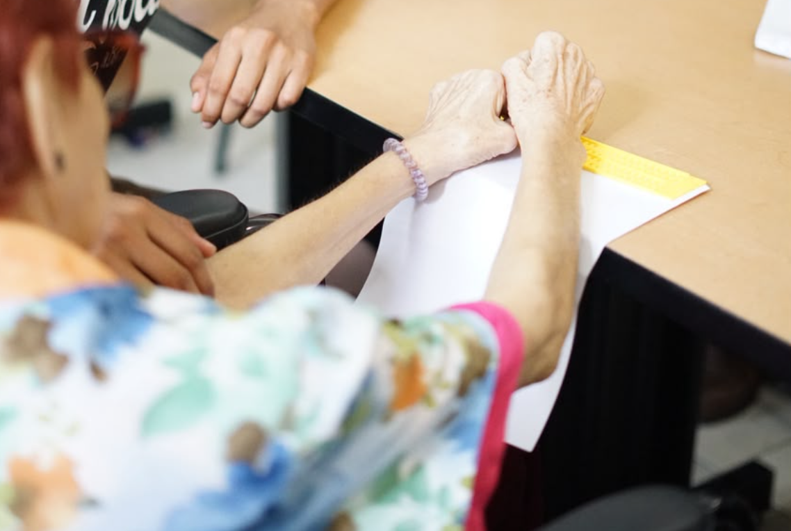 Gobierno de Estefanía Mercado impulsa aprendizaje y autonomía para personas con discapacidad visual